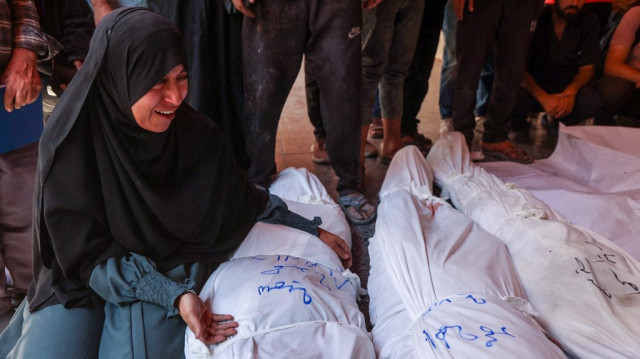 Des Palestiniens pleurent leurs proches tués lors d'une frappe israélienne ayant visé la maison de la famille al-Bursh à Jabalia, dans le nord de la bande de Gaza, le 2 juin 2025, sur le terrain de l’hôpital arabe Al-Ahli, également connu sous le nom d’hôpital baptiste, à Gaza-Ville.