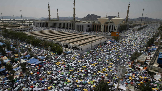 ضيوف الرحمن يبدؤون النفرة من عرفات لمزدلفة بعد قضاء ركن الحج الأعظم