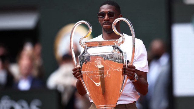 L'attaquant français du Paris Saint-Germain, Ousmane Dembélé, présente le trophée de la Ligue au complexe de Roland-Garros à Paris, le 2 juin 2025.
