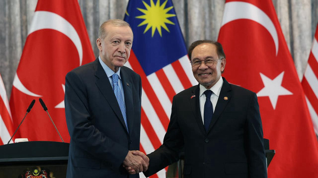 İletişim Başkanlığı, Cumhurbaşkanı Recep Tayyip Erdoğan, Malezya Başbakanı Enver İbrahim ile bir telefon görüşmesi gerçekleştirdiğini duyurdu.