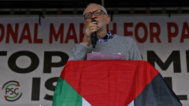 L'ancien dirigeant du parti travailliste Jeremy Corbyn s'exprime lors d'une manifestation nationale pour la Palestine et le Liban, dans le centre de Londres, le 30 novembre 2024.