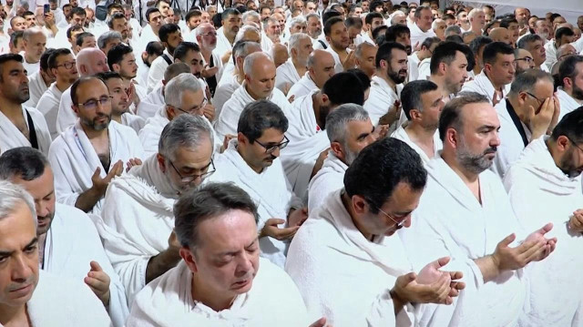 Şeyh Hamid, hac farizasını yerine getirmek üzere dünyanın dört bir tarafından kutsal topraklara akın eden yüz binlerce hacı adayının toplandığı Arafat'ta vakfe duasını yaptı.