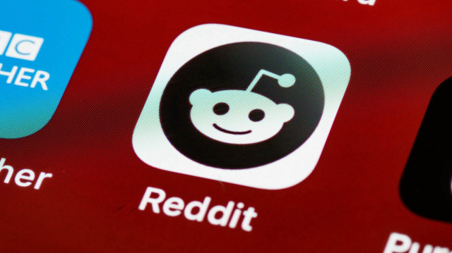 La plateforme communautaire reproche à la start-up Anthropic, concurrente d’OpenAI, d’avoir exploité sans autorisation des conversations issues de ses forums pour entraîner des modèles d’intelligence artificielle générative à usage commercial.