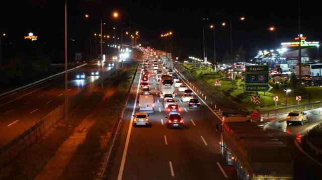 Bolu geçişinde trafik durma noktasına geldi