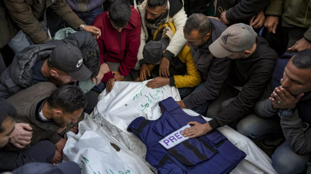 غزة.. مقتل 4 صحفيين فلسطينيين 3 منهم بغارة إسرائيلية على ساحة مستشفى