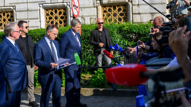 Vladimir Medinsky (3e à partir de la gauche), chef de la délégation russe, s'adresse à la presse à l'issue du deuxième cycle de négociations directes entre les délégations ukrainienne et russe à Istanbul, le 2 juin 2025. La Russie a proposé un cessez-le-feu partiel de "deux à trois jours" lors des pourparlers avec l'Ukraine à Istanbul le 2 juin, a déclaré le principal négociateur de Moscou, Vladimir Medinsky.