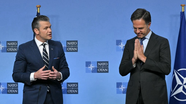 Le secrétaire général de l'OTAN, Mark Rutte (à droite), et le secrétaire américain à la Défense, Pete Hegseth, font un geste avant la réunion des ministres de la Défense au siège de l'OTAN, à Bruxelles, le 5 juin 2025.