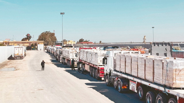 Gazze Hükümeti Medya Ofisi'nin verilerine göre, İsrail ordusu 27 Mayıs'tan bu yana yardım dağıtım noktalarında 49 Filistinliyi öldürdü, 305 kişiyi de yaraladı.