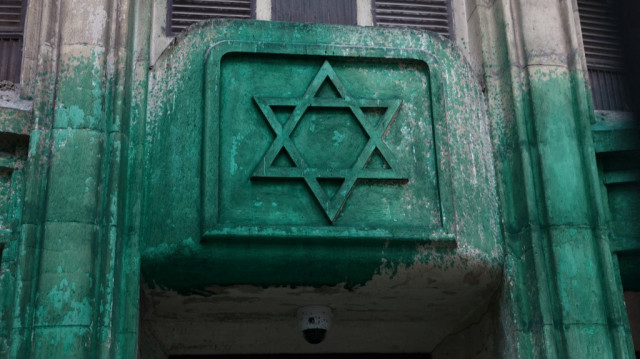 Peinture verte jetée sur les murs de la synagogue Agoudas Hakehilos à Paris, le 31 mai 2025.