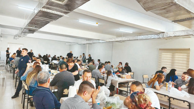 Kadın kapalı cezaevlerinde annesiyle kalan çocuklara yönelik tiyatro gösterileri, yüz boyama atölyeleri, palyaço gösterileri ve sinema etkinlikleri yapılacak. Bayram sabahlarında çocuklara bayram hediyeleri dağıtılacak, oyun alanları kurulacak.