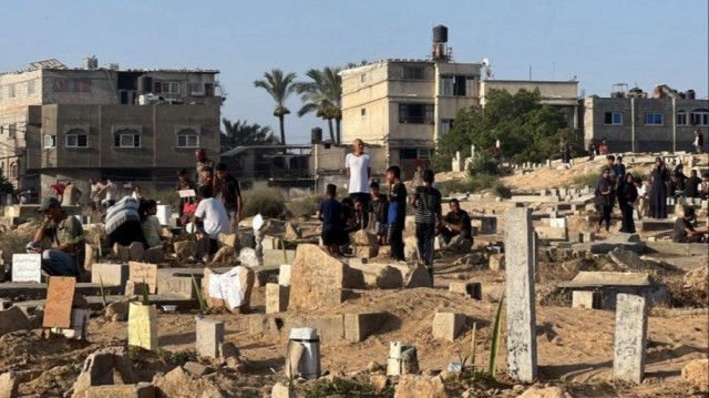 بأول أيام العيد.. فلسطينيون يزورون ذويهم بمقابر غزة