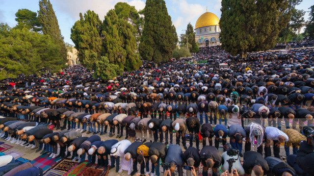 عشرات آلاف يقيمون صلاة العيد بالمسجد الأقصى وسط قيود إسرائيلية