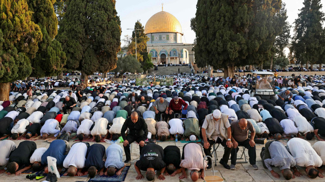 Les musulmans palestiniens en prière sur l'esplanade des mosquées à Al-Aqsa, le 6 juin 2025.