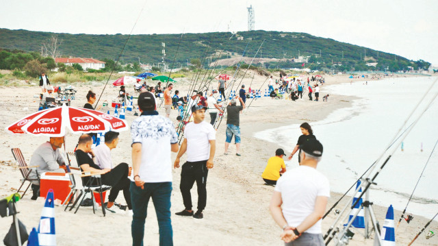 Yaklaşık 50 amatör balıkçı, “en büyük balık” ve “toplam ağırlık” kategorilerinde birinci gelebilmek için oltalarını denize yolladı.