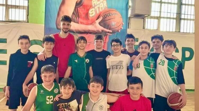 Alperen Şengün, genç hayranlarıyla fotoğraf çektirdi.