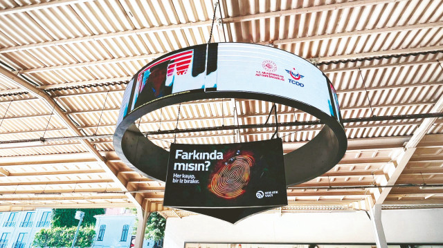 5 Haziran Dünya Çevre Günü dolayısıyla hazırlanan kampanya kapsamında ülke genelinde şehirlerin farklı noktalarında bulunan bilboardlara, led ekranlara ve reklam panolarına, gıda, tekstil, ilaç gibi ürünlerin atıkları ile su ve elektrik israfının çevreye verdiği zararlara dikkat çekilen görseller yerleştirildi.