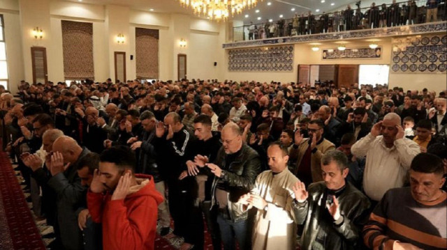 فلسطينيو الضفة يؤدون صلاة العيد وسط عدوان إسرائيلي متواصل