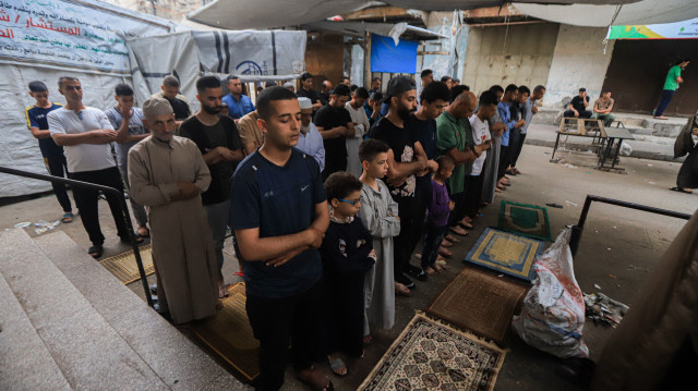 على أنقاض المساجد.. فلسطينيون يقيمون صلاة العيد في غزة
