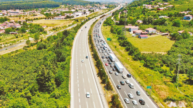 Helikopter ve cayrokopterlerle yapılan havadan denetimlerde trafik akışı takip edildi, kural ihlali yapan sürücülere cezai işlem uygulandı.