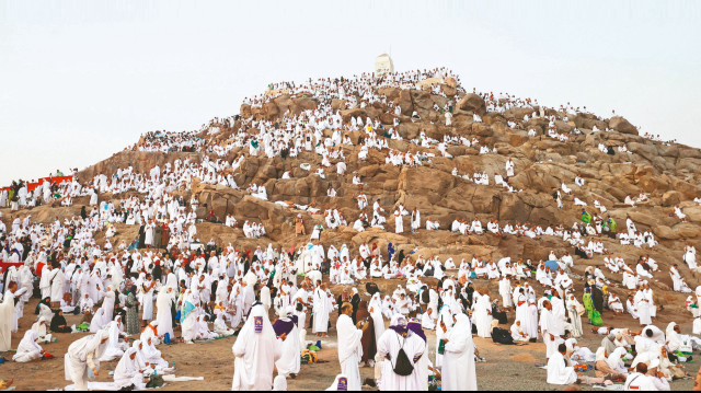 Hacılar, bugün "Büyük şeytana" 7 taş atacak. Kurban kesimi ve tıraş olmalarının ardından ihramdan çıkarak, ilk fırsatta farz olan ziyaret tavafı ve haccın sa'yini ifa edecekler.