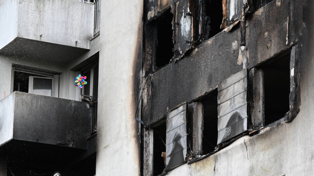 Un pompier s'emploie à sécuriser un immeuble d'habitation où un incendie s'est déclaré pendant la nuit, à Reims, le 6 juin 2025. Un incendie dans une tour d'habitation à Reims a coûté la vie à au moins quatre personnes, dont un enfant, dans la nuit du 5 juin 2025, et une enquête a été ouverte pour en déterminer les causes.