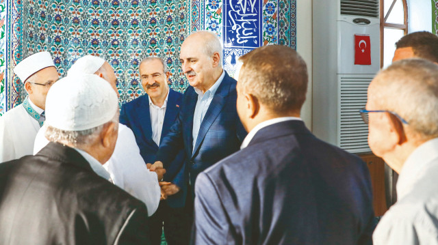 Bayram namazını Çanakkale’de kılan Kurtulmuş, cami çıkışında vatandaşlarla bayramlaşıp sohbet etti.