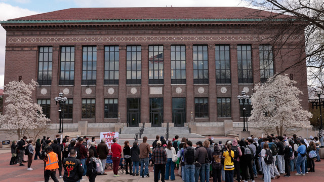 Des manifestants pro-palestiniens se rassemblent pour un procès fictif contre le conseil d'administration de l'université du Michigan sur le campus de l'université à Ann Arbor, Michigan, le 21 avril 2025. Les manifestants affirment qu'au cours des 18 derniers mois, le président et le conseil d'administration ont prouvé leur allégeance à Israël et à leurs propres intérêts politiques au détriment de la communauté universitaire.