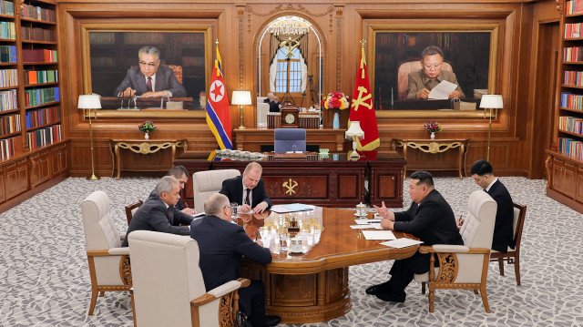 Cette photo prise le 4 juin 2025 et diffusée par l'agence de presse officielle nord-coréenne Korean Central News Agency (KCNA) via KNS le 5 juin 2025 montre le dirigeant nord-coréen Kim Jong Un rencontrant le Conseil de sécurité russe Sergei Shoigu à Pyongyang. Le dirigeant nord-coréen Kim Jong Un a promis de "soutenir inconditionnellement" la Russie dans tous les domaines, y compris dans sa guerre en Ukraine, ont déclaré les médias d'État de Pyongyang le 5 juin.
