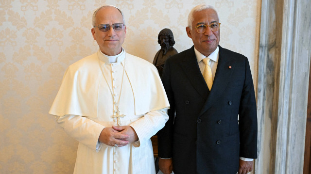 Cette photo prise et diffusée le 6 juin 2025 par Vatican Media montre le pape Léon XIV (à gauche) rencontrant le président du Conseil européen, Antonio Costa, lors d'une audience privée au Vatican.
