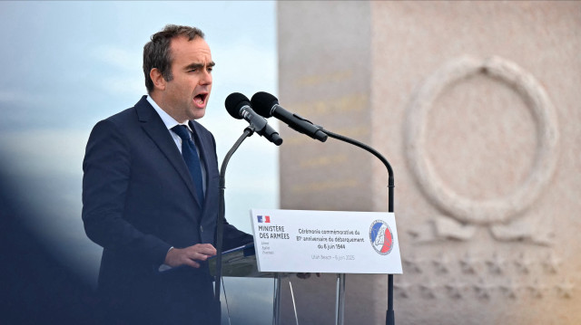 Le ministre français des Forces armées, Sébastien Lecornu, prononce un discours lors de la cérémonie internationale de commémoration du 81e anniversaire du Débarquement du 6 juin 1944, à Sainte-Marie-du-Mont, dans le nord-ouest de la France, le 6 juin 2025.