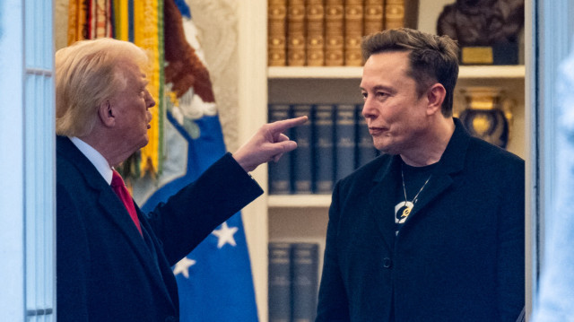 Le président américain Donald Trump et Elon Musk (R) s'entretiennent dans le bureau ovale avant de quitter la Maison Blanche à Washington, DC, pour se rendre à la résidence de Trump à Mar-a-Lago à Palm Beach, en Floride, le 14 mars 2025. Le mariage politique improbable de Trump et Musk a explosé dans un divorce public enflammé le 5 juin 2025. Le président Trump a déclaré dans une diatribe télévisée dans le bureau ovale qu'il était "très déçu" après que son ancien assistant et principal donateur a critiqué son "grand et beau" projet de loi sur les dépenses devant le Congrès. Le couple s'est ensuite insulté sur les réseaux sociaux, Musk allant jusqu'à publier, sans preuve, que Trump était cité dans des documents gouvernementaux concernant le financier et délinquant sexuel Jeffrey Epstein, en disgrâce.