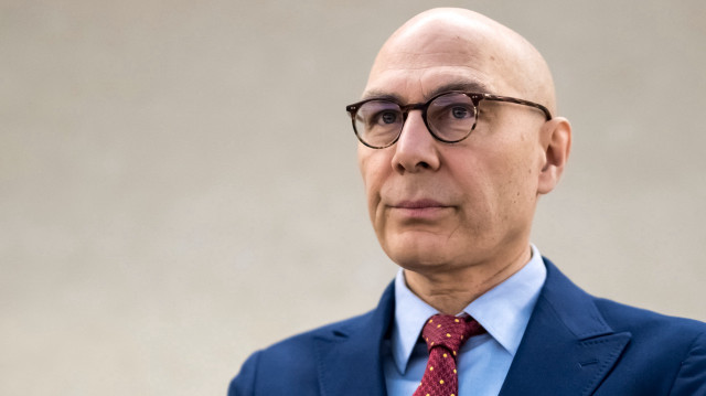 Volker Turk, Haut Commissaire des Nations Unies aux droits de l'homme, regarde avant l'ouverture de la 58ème session du Conseil des droits de l'homme des Nations Unies à Genève, le 24 février 2025.
