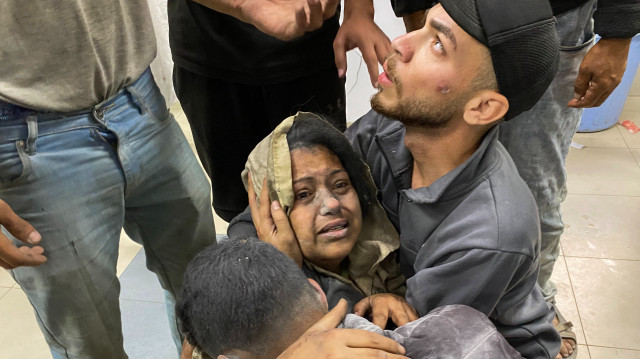 Des Palestiniens blessés lors de frappes israéliennes sur des tentes de déplacés à Khan Yunis, réagissent après leur arrivée à l'hôpital Nasser dans le sud de la bande de Gaza, le 3 juin 2025.