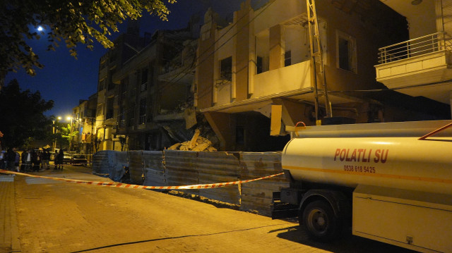Yapılan incelemelerin ardından çökme yaşanan binanın bitişiğindeki apartmanlar tedbir amaçlı tahliye edildi.