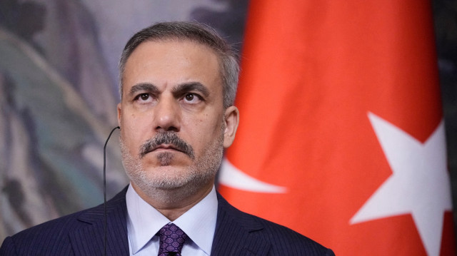 Le ministre turc des Affaires étrangères, Hakan Fidan, participe à une conférence de presse conjointe avec son homologue russe à l'issue de leurs entretiens à Moscou, le 27 mai 2025.