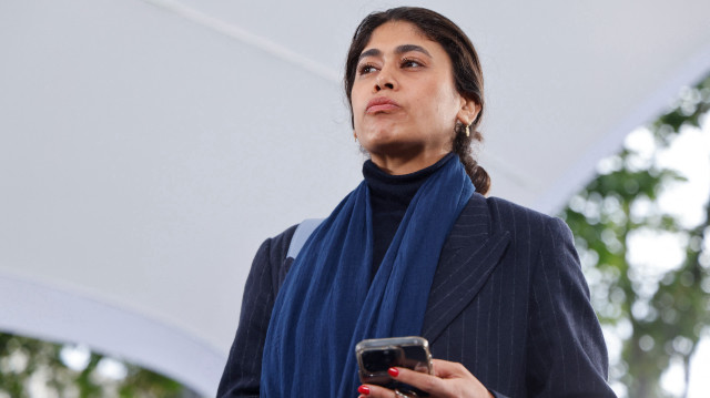 La député européenne Rima Hassan assiste à un meeting de campagne électorale en plein air "Construire le Front Populaire (PFN) avec la société civile" de la coalition électorale des partis de gauche appelée "Nouveau Front Populaire", place Jean-Jaurès à Montreuil, le 17 juin 2024.
