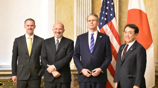 Le ministre japonais de la revitalisation économique, Ryosei Akazawa (à droite), pose avec le secrétaire américain au Trésor, Scott Bessent (2e à droite), le secrétaire au Commerce, Howard Lutnick (3e à droite), et le représentant américain au Commerce, Jamieson Greer (à gauche), à Washington DC, le 1er mai 2025.