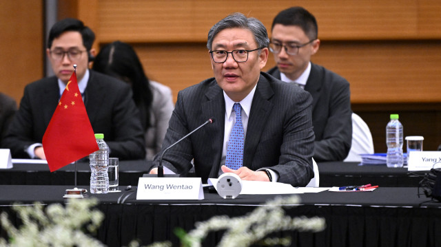 Le ministre chinois du commerce, Wang Wentao, s'exprime lors de la 13e réunion trilatérale des ministres de l'économie et du commerce avec le ministre sud-coréen du commerce, de l'industrie et de l'énergie, Ahn Duk-geun, et le ministre japonais de l'économie, du commerce et de l'industrie, Yoji Muto, à Séoul, le 30 mars 2025.