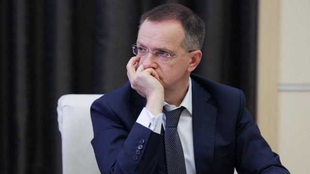 Sur cette photo de famille diffusée par l'agence d'État russe Sputnik, Vladimir Medinsky, collaborateur du Kremlin, assiste à une réunion sur la politique linguistique de la Russie présidée par le président russe par vidéoconférence à la résidence d'État de Novo-Ogaryovo, à l'extérieur de Moscou, le 5 juin 2025.