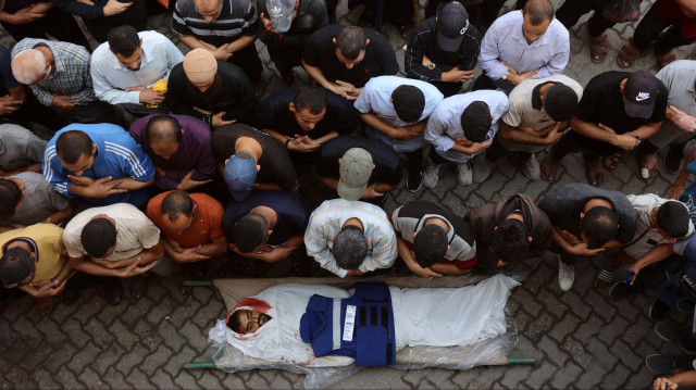 Des amis, des parents et des collègues récitent une prière sur le corps de l'un des trois journalistes palestiniens qui auraient été tués lors d'un bombardement israélien dans la cour de l'hôpital Ahli Arab, dans la ville de Gaza, le 5 juin 2025.