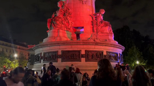 Plusieurs centaines de personnes se sont rassemblées dans la nuit pour protester l'attaque contre le navire Madleen.