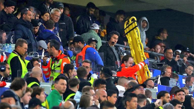 Taraftarın 8 metre yükseklikten basın tribününe düştüğü öğrenildi.