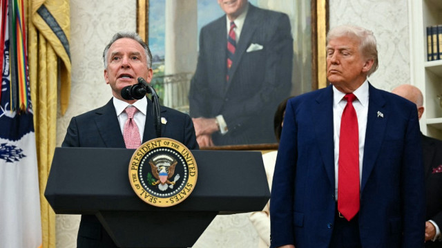 L'envoyé spécial des États-Unis au Moyen-Orient, Steve Witkoff (à gauche), s'exprime sous le regard du président des États-Unis, Donald Trump, lors de la cérémonie de prestation de serment du procureur intérimaire du district de Columbia, Jeanine Pirro, dans le bureau ovale de la Maison Blanche à Washington, DC, le 28 mai 2025.
