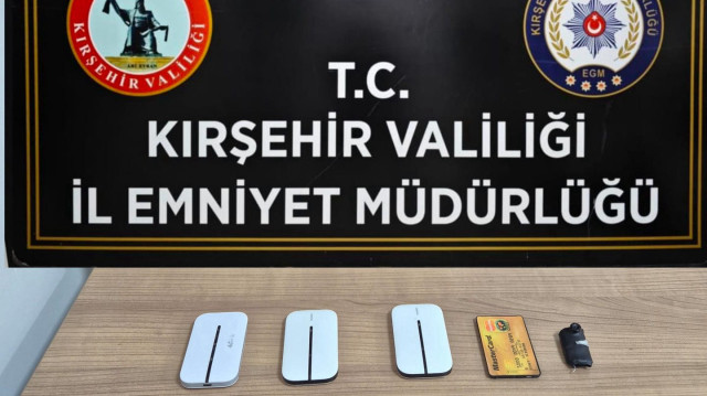 2 kişi, kulaklık ve gizli kamera düzeneğiyle kopya çekerken yakalandı.