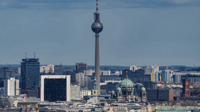 Vue du quartier Mitte de Berlin comprenant (de gauche à droite) le bâtiment du Reichstag, la colonne de la Victoire, la tour de télévision, la cathédrale de Berlin et l'hôtel de ville Rote Rathaus, le 8 avril 2025.