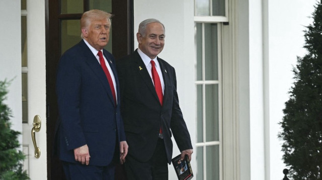 Le président américain Donald Trump marche avec le Premier ministre israélien Benjamin Netanyahu alors que ce dernier quitte la Maison Blanche à Washington, DC, le 7 avril 2025. Le Premier ministre israélien Benjamin Netanyahu se rendra à la Maison Blanche le 7 juillet pour s'entretenir avec le président Donald Trump, a déclaré à l'AFP un responsable de l'administration américaine le 30 juin 2025, alors que Washington fait pression pour un cessez-le-feu à Gaza.