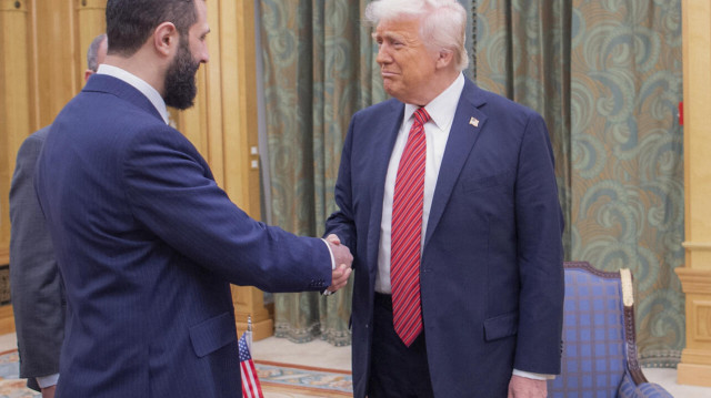 Президент США Дональд Трамп пожимает руку президенту Сирии Ахмеду аш-Шараа в Саудовской Аравии, 14 мая 2025 года. | Фото: AP
