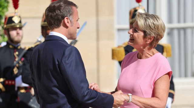 Le président français Emmanuel Macron (G) accueille la présidente suisse Karin Keller-Sutter (D) avant leur rencontre au palais présidentiel de l'Élysée à Paris, le 1er juillet 2025.