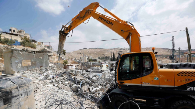 جيش الاحتلال يهدم منزلين فلسطينيين ومتجرا بالضفة الغربية