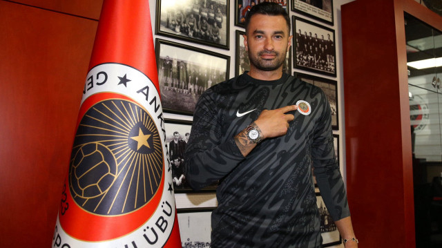 Gökhan Akkan yeni takımıyla poz verdi.